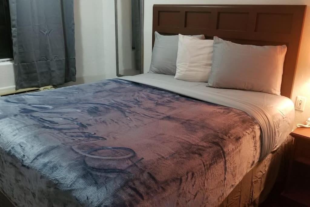 Hotel King Bed Hotel Room 120 Booking Stillwater Exterior photo